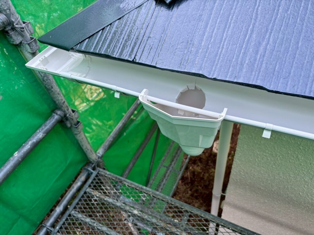 雨樋・集水器・縦樋まで一式交換。
見た目だけでなく排水機能も改善しています。