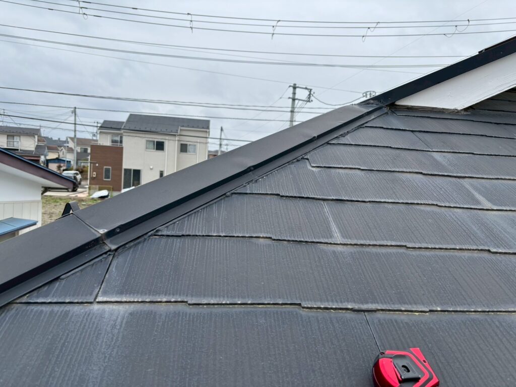 スレート屋根の棟板金内部で進行していた木下地の腐食事例