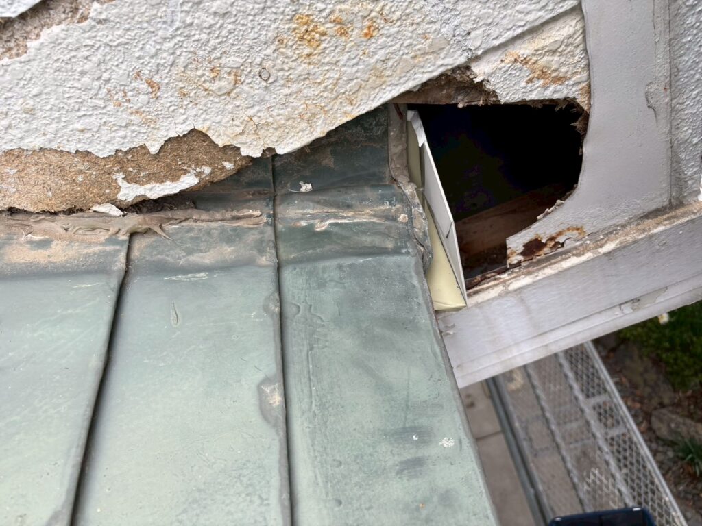 屋根と外壁の取り合い部に取り付けたガルバリウム鋼板製の壁止まり役物【仙台市宮城野区】