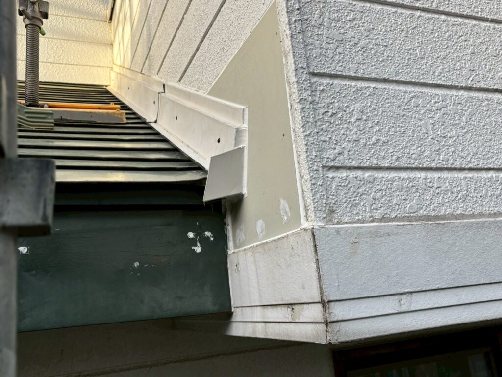 雨漏りしている場所に壁止まり板金をつけて根本から解決【仙台市宮城野区】