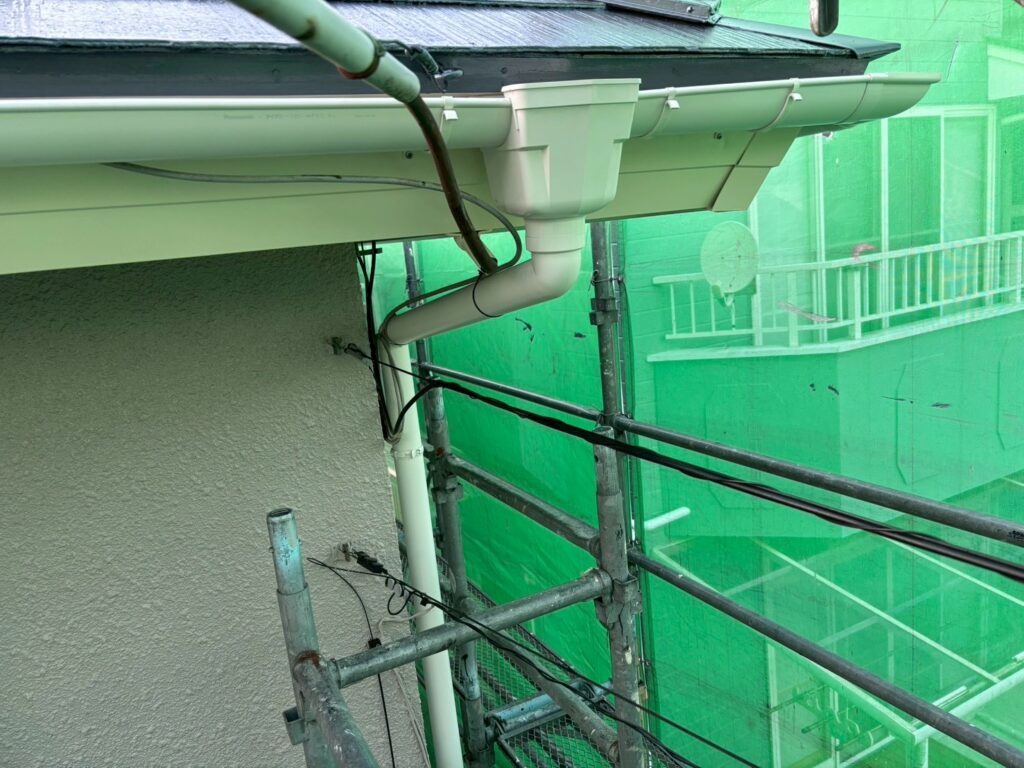 雨樋・集水器・縦樋まで一式交換。
見た目だけでなく排水機能も改善しています。
👉 「いくらくらい?」もLINEで即回答可能です