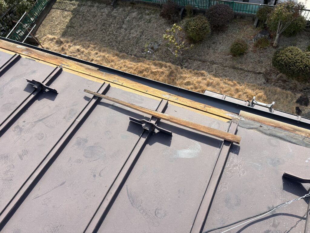 仙台市太白区金剛沢
雨漏りしている屋根をカバー工法にて修繕
劣化した軒先の広小舞