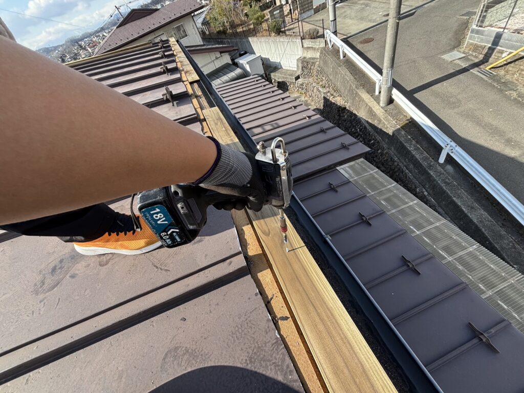 仙台市太白区金剛沢で雨漏りしていた瓦棒屋根をカバー工法で修繕。
広小舞の交換
