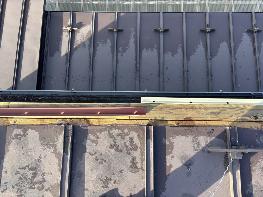 仙台市太白区金剛沢で雨漏りしていた瓦棒屋根をカバー工法で修繕。
軒先水切り取付け