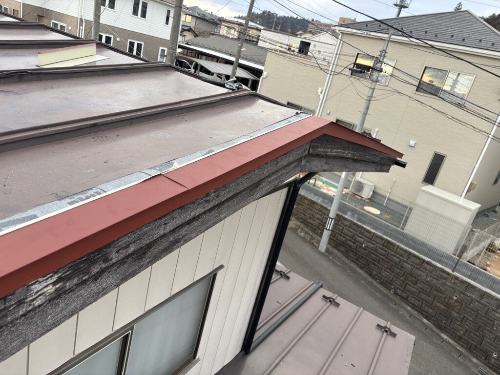 仙台市太白区金剛沢で雨漏りしていた瓦棒屋根をカバー工法で修繕。
