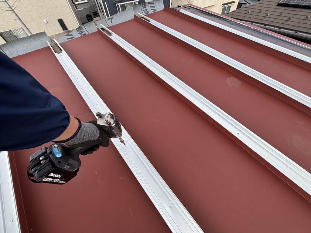 仙台市太白区金剛沢で雨漏りしていた瓦棒屋根をカバー工法で修繕。