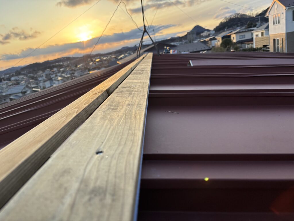 仙台市太白区金剛沢で雨漏りしていた瓦棒屋根をカバー工法で修繕。