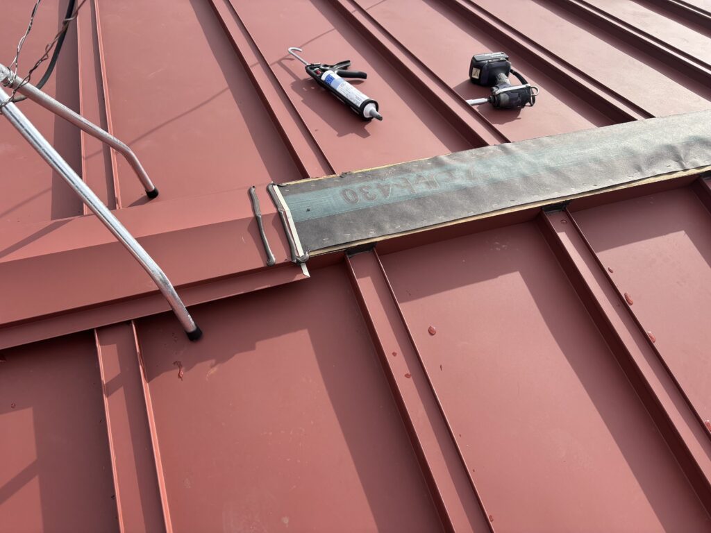 仙台市太白区金剛沢で雨漏りしていた瓦棒屋根をカバー工法で修繕。