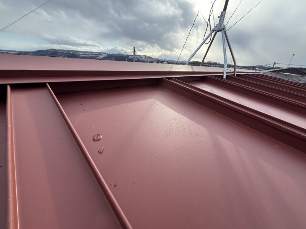 仙台市太白区金剛沢で雨漏りしていた瓦棒屋根をカバー工法で修繕。