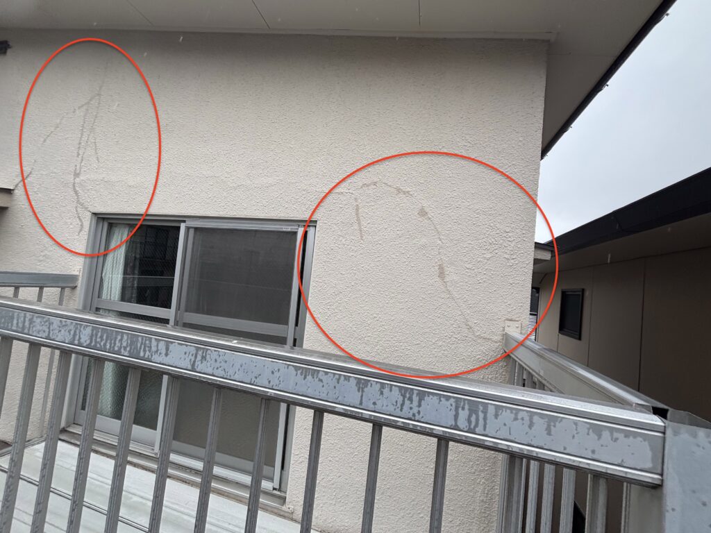 青葉区国見のモルタル外壁クラック部分から侵入した雨水が冬に凍ってひび割れを広げる危険性があります