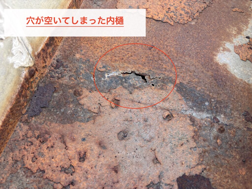 太白区 内樋 気づかないうちにサビが侵食し穴が空いてしまった内樋。
下地にまで影響し修理にさらにコストがかかってしまいます