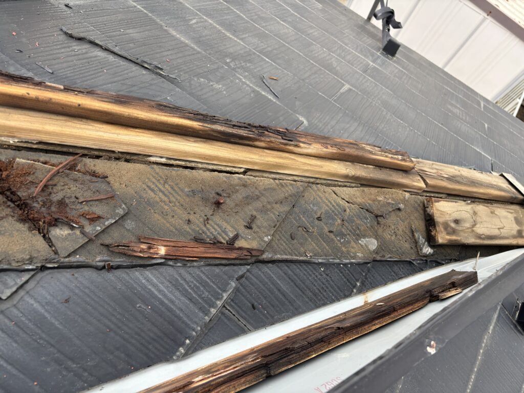 太白区の屋根調査で棟板金を外した内部の腐食した貫板の状態