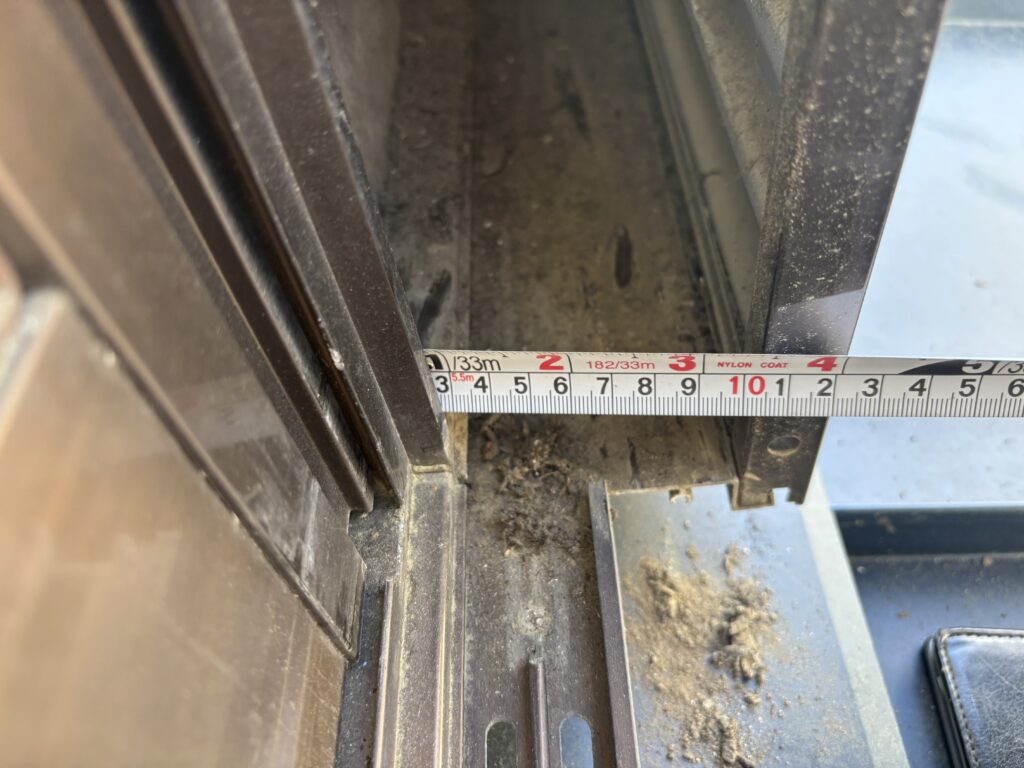 雨戸を外したら外壁がなかった！？急遽対応した部分カバー工事の現場調査