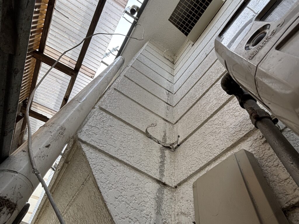 仙台市宮城野区塗装工事の前の準備。雨樋を解体する重要性。