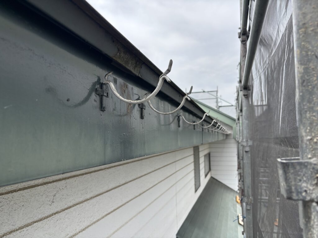 仙台市宮城野区塗装工事の前の準備。雨樋を解体する重要性。