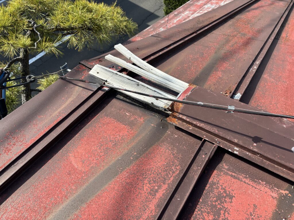 棟板金が飛散し内部が露出した屋根の状態【仙台市宮城野区】