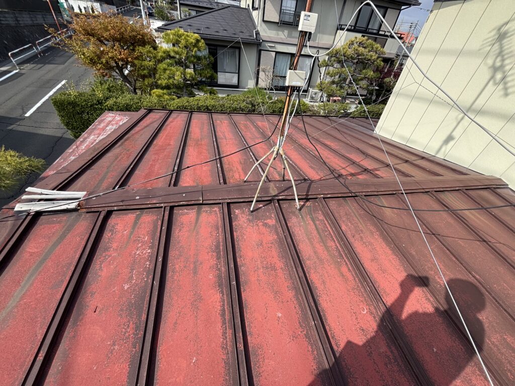 雨樋の現地調査で確認した棟板金飛散後の金属屋根【仙台市宮城野区】