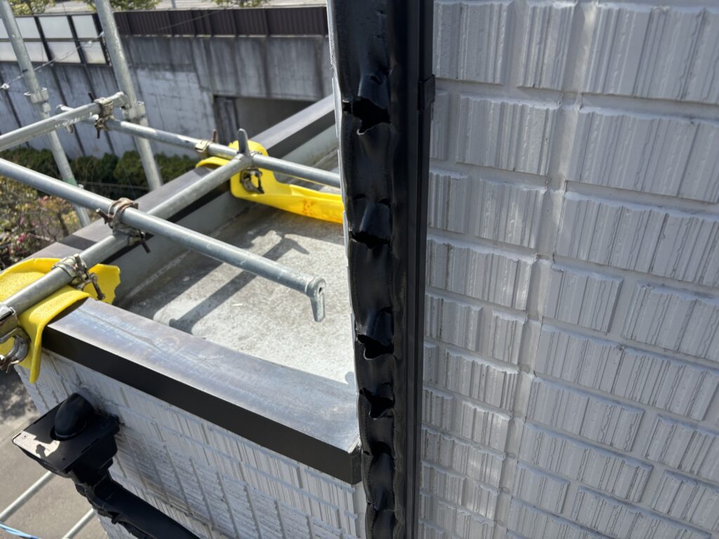 火災の熱で溶けて変形した住宅の雨樋の状態【泉区南光台】