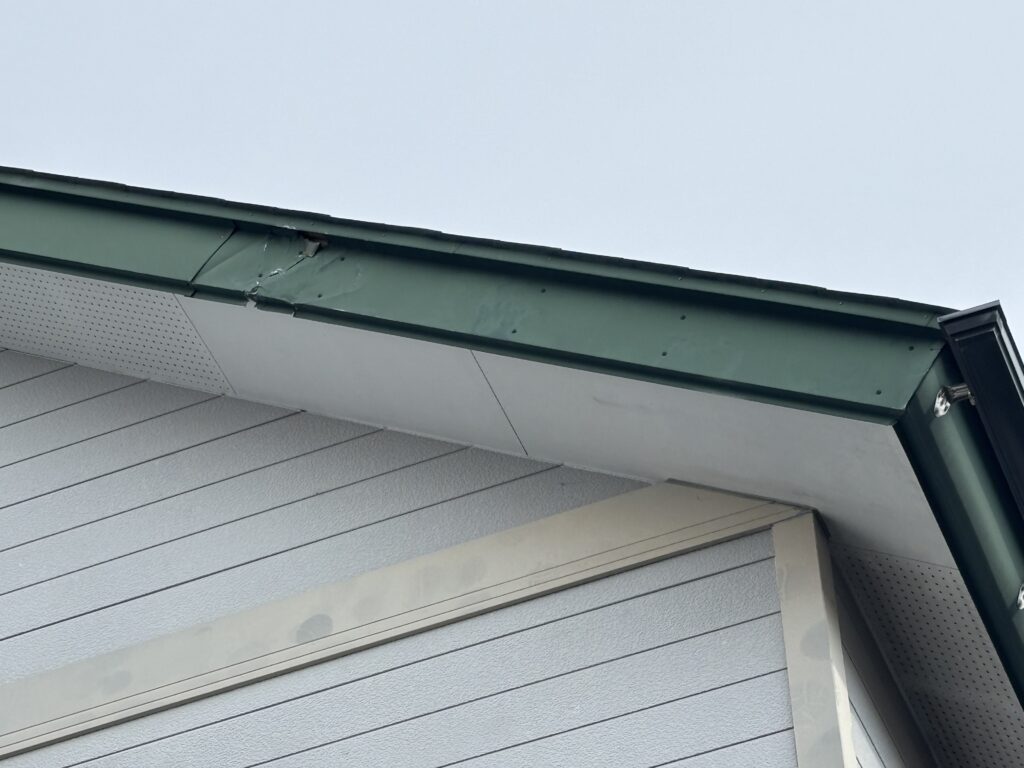 強風により剥がされてしまった破風板金を仮復旧・応急処置【名取市】