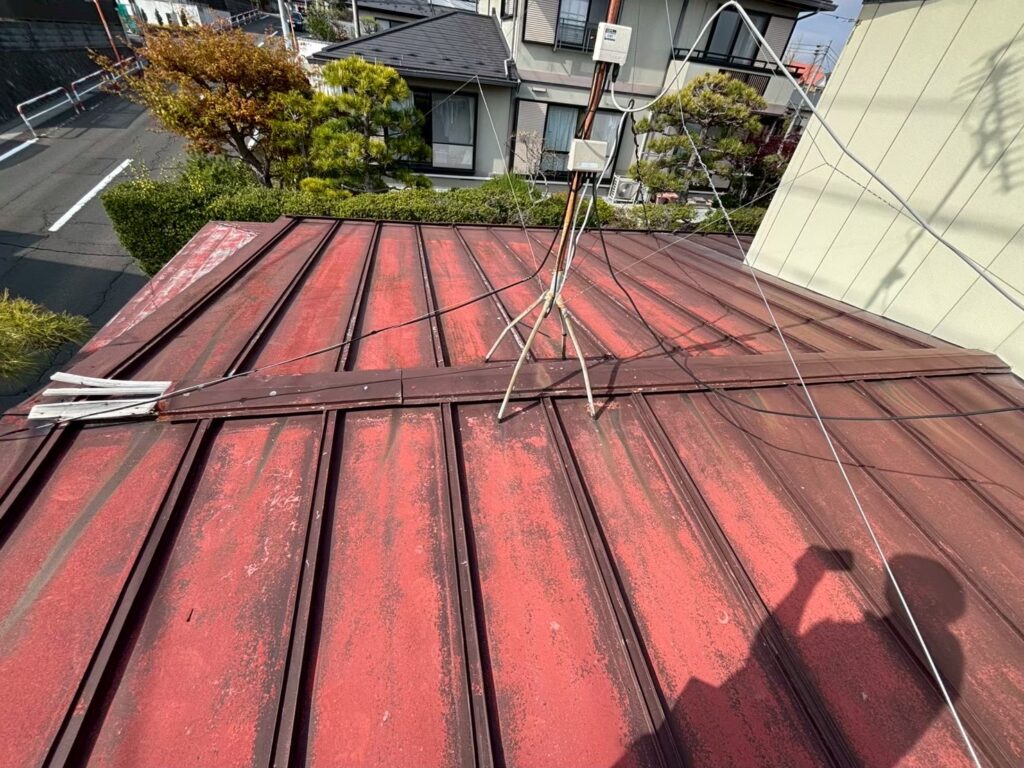 棟板金が飛散し木下地が浮き上がった屋根の施工前の状況【仙台市宮城野区】