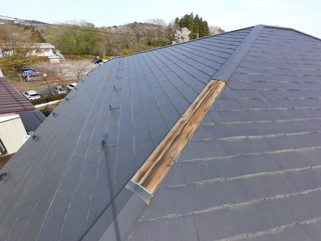 太白区日本平にて飛散した棟板金交換工事を行う前の状態です。