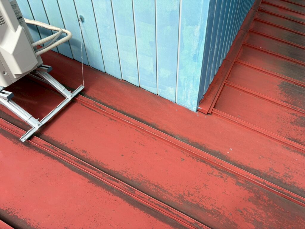 塩竈市 屋根と外壁の取り合い部分の雨漏り調査前状況