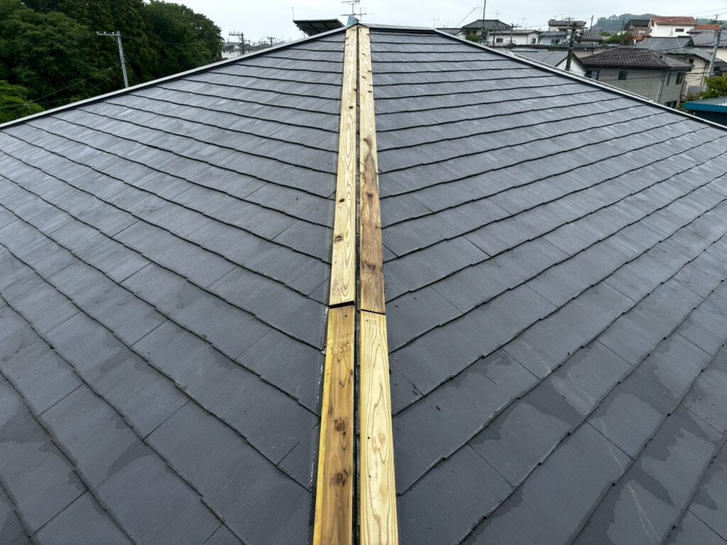 仙台市太白区日本平にて、腐食した既存貫板を撤去し、新しい貫板へ交換した状態です。棟板金を固定するための下地を新設しました。