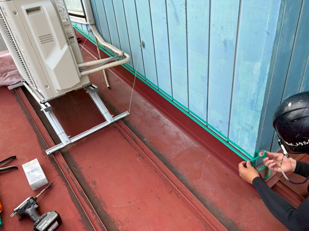 塩竈市 劣化したコーキング補修と雨返し板金取付工事