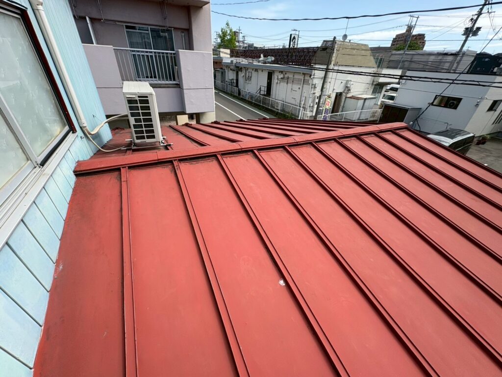 屋根と外壁の取り合い部分からの雨漏りが疑われた現地状況