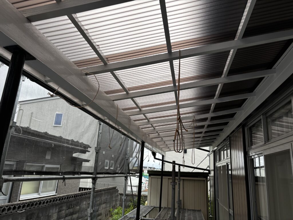 ポリカ波板交換工事完了後のテラス屋根。屋根が復旧し、安心して利用できる空間へ生まれ変わりました。