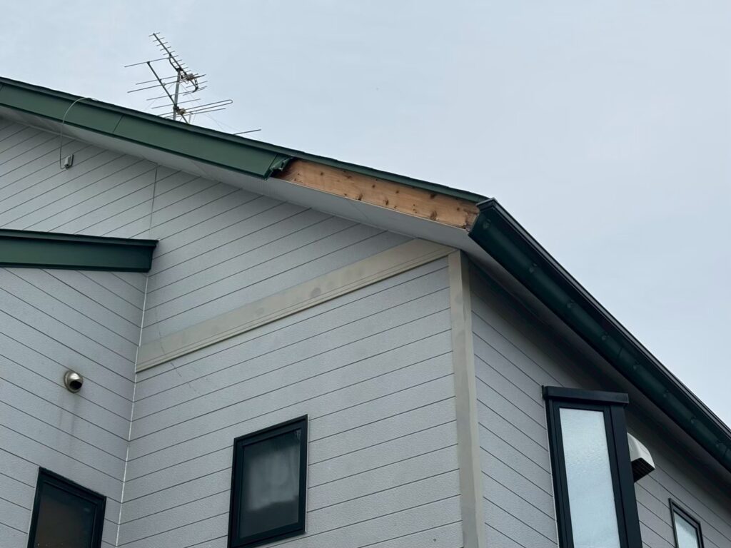 名取市で強風により破風板金が飛散した住宅の施工前の様子