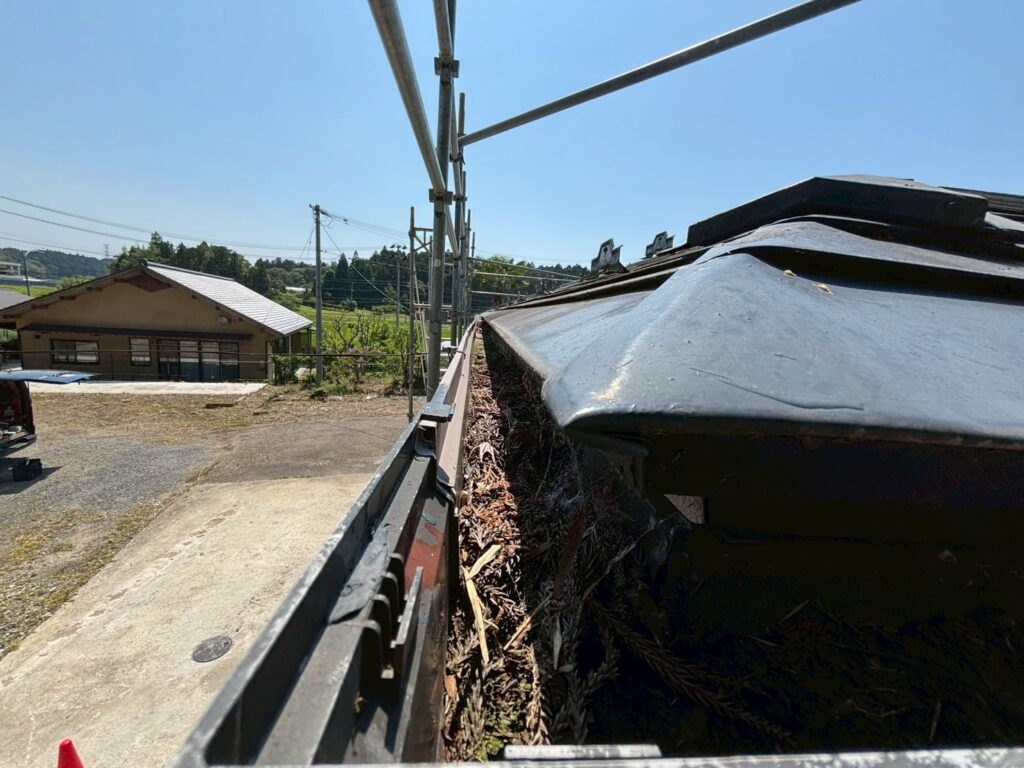 富谷市で雨樋内部に杉葉や腐葉土が堆積している様子