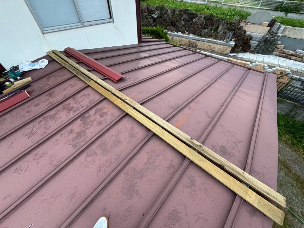 棟板金を撤去して下地を交換している屋根修繕工事