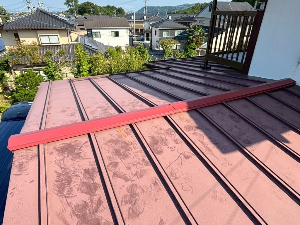 新しい棟板金への交換が完了した屋根