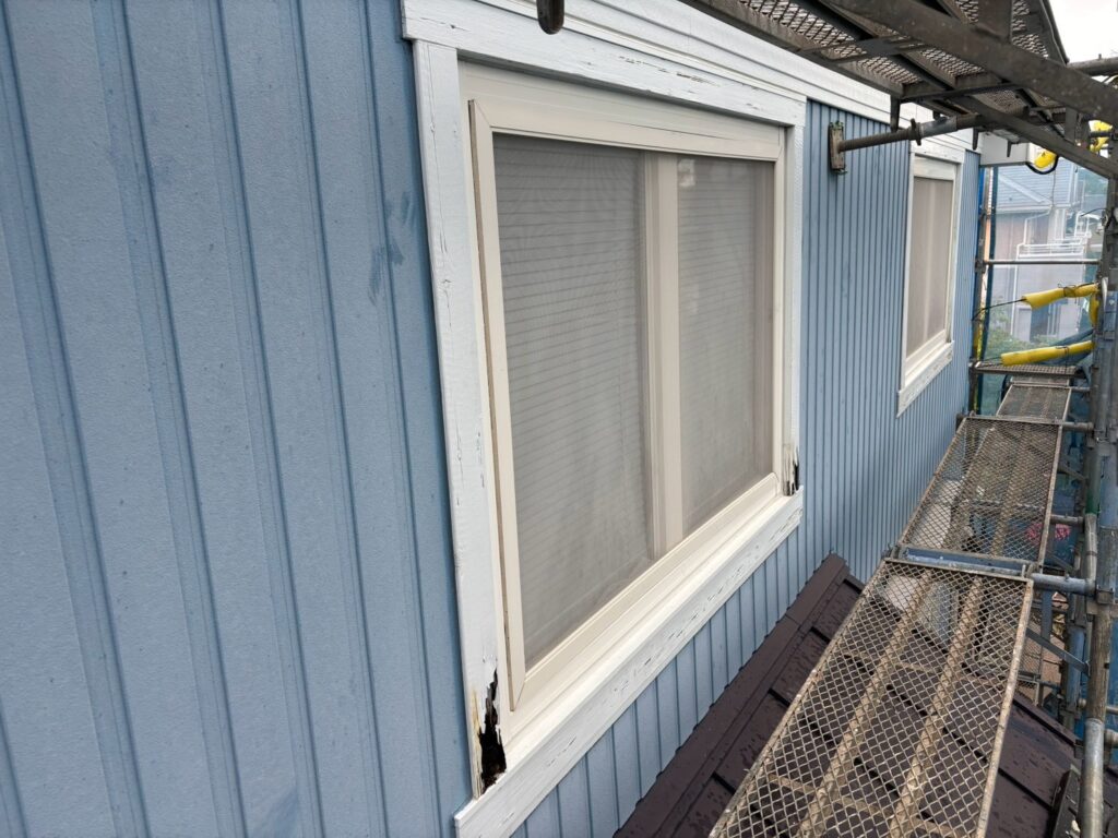 仙台市泉区の住宅で行った窓まわりの腐食補修工事。塗装だけでは対応できないほど木部の腐食が進んでいたため、傷んだ部分を補修したうえで板金によるカバーを行います。
