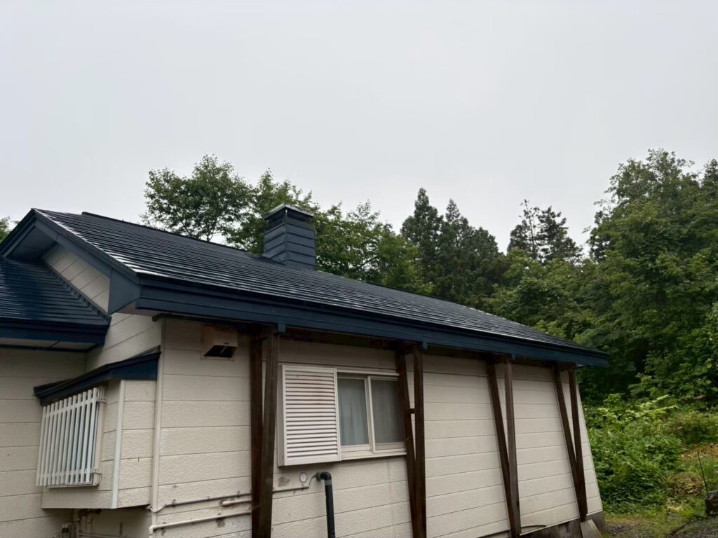 宮城県大崎市鳴子温泉、施工前の横葺き屋根の様子 | 施工前:軒先まで雪止めが設置されていない区間がありました |